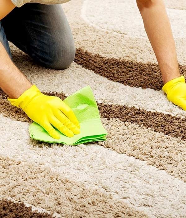 پاک کردن لکه چایی از روی فرش با یک ترفند ساده - الو قالیشویی