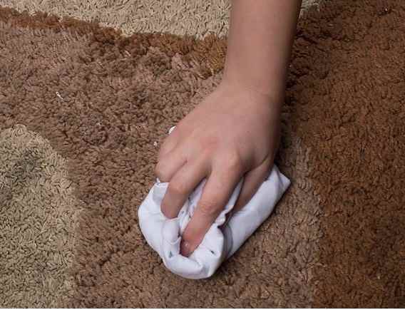 عامل به وجود آمدن پرز فرش چیست؟